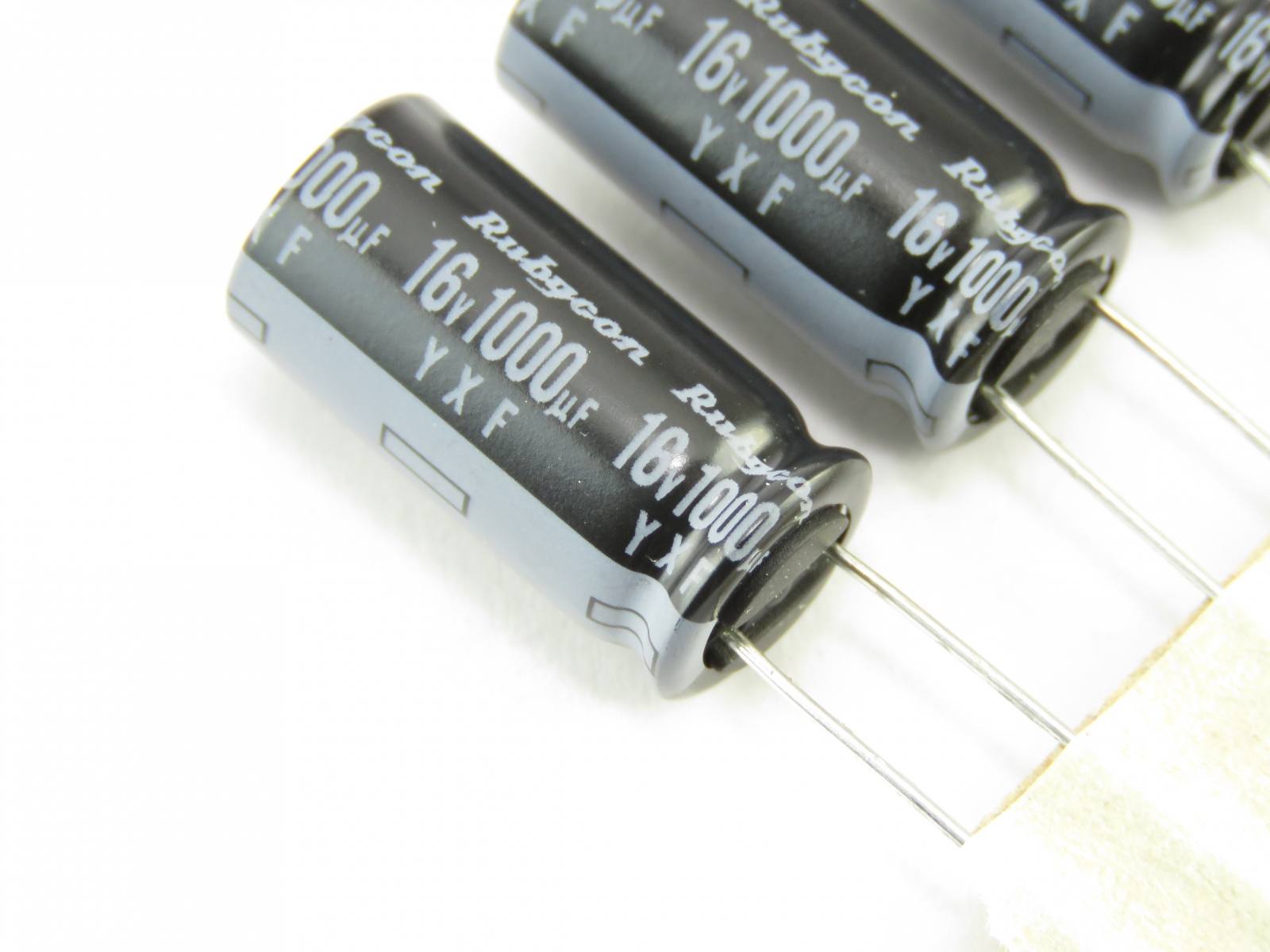 Condensateur chimique 1000uF 16V 16YXF1000MEFC10X20