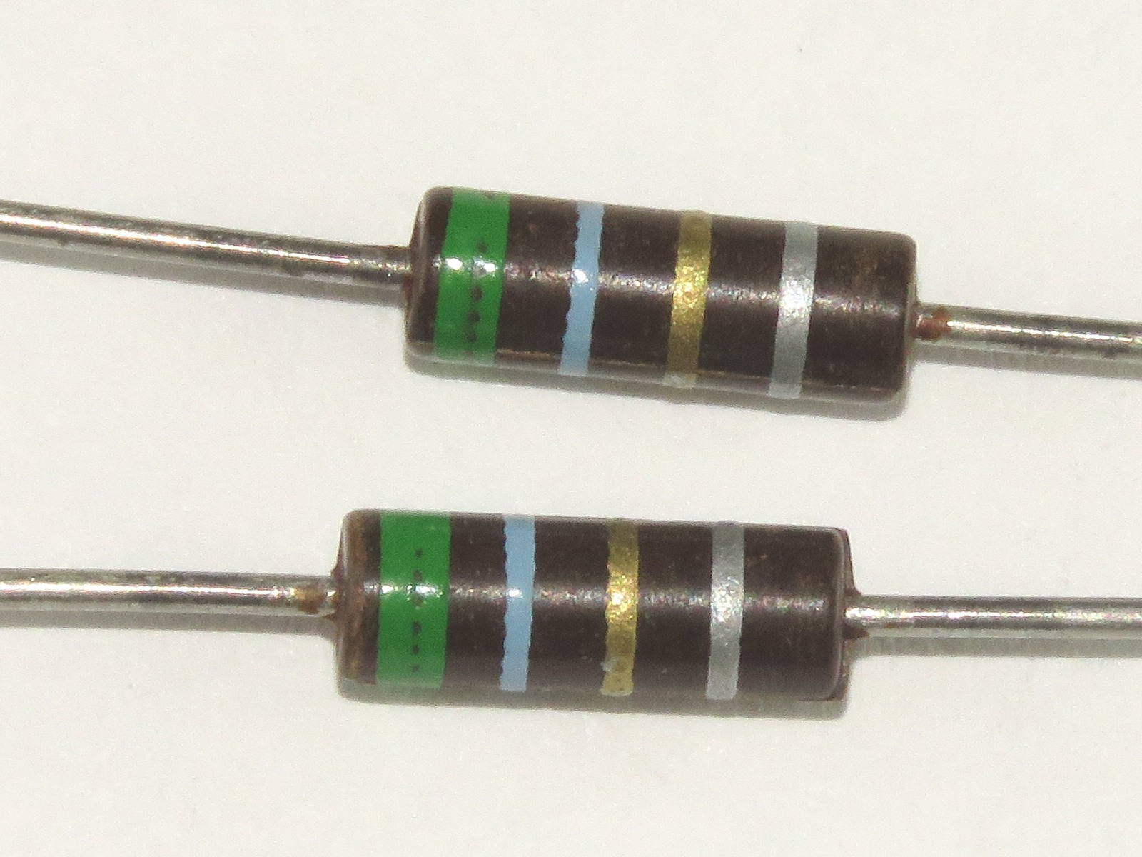 Résistance 5.6 Ohms 0.7W 234-0-5R6