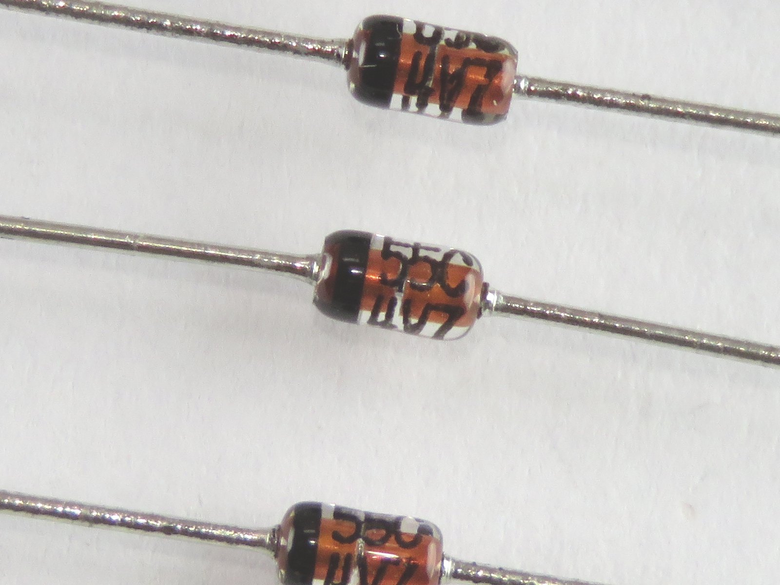 Diode Zéner BZX79C4V7 (image 2/2)