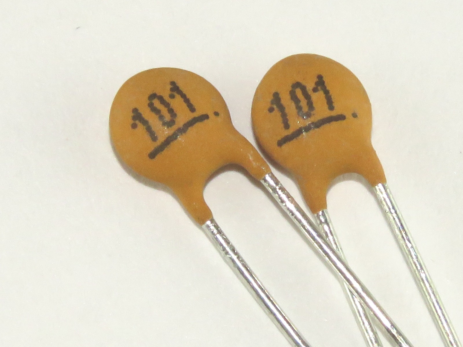 Condensateur 100pF 50V CCER100PF50V