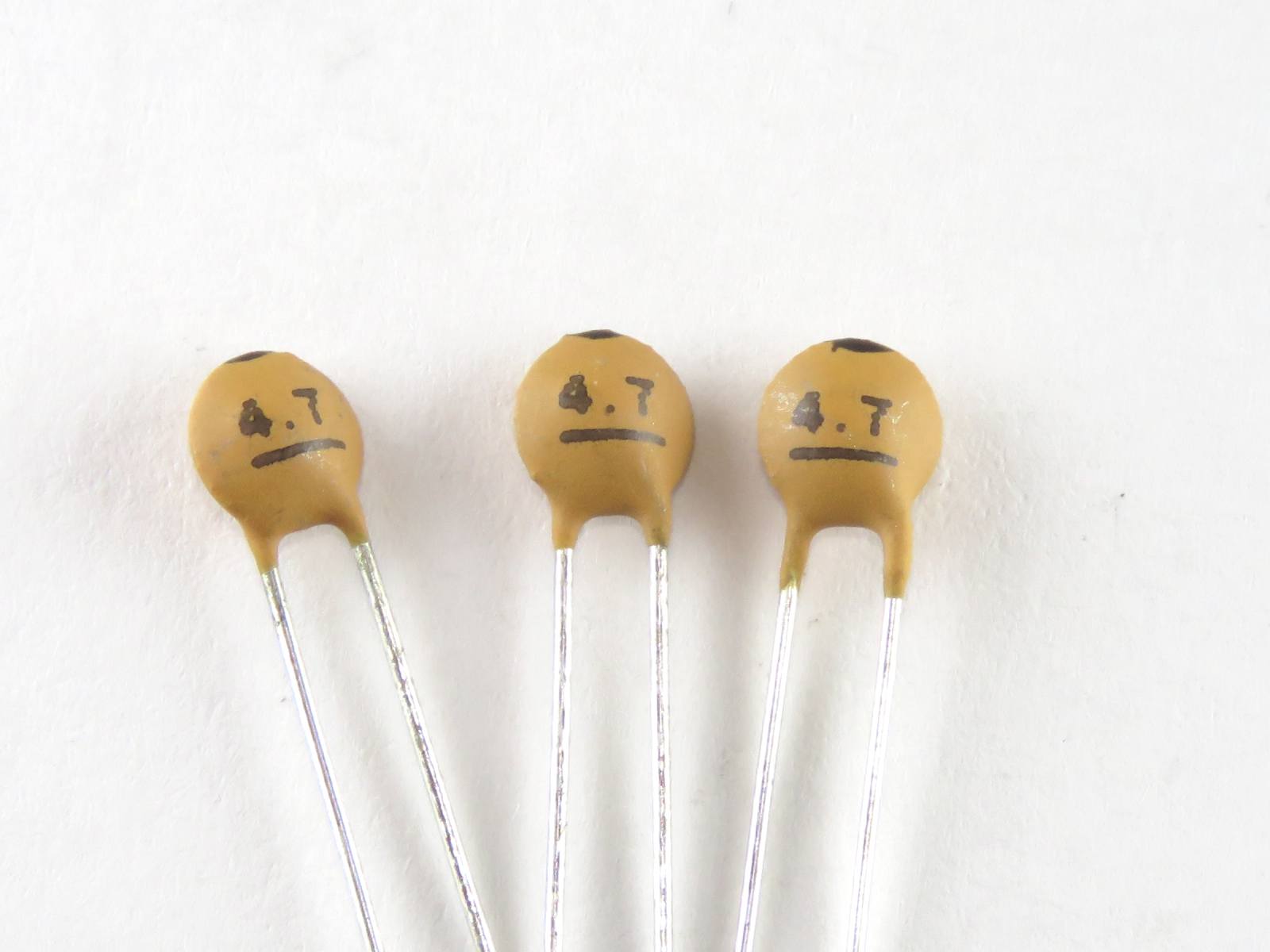 Condensateur céramique 4.7pF 50V CCER4-7PF50V