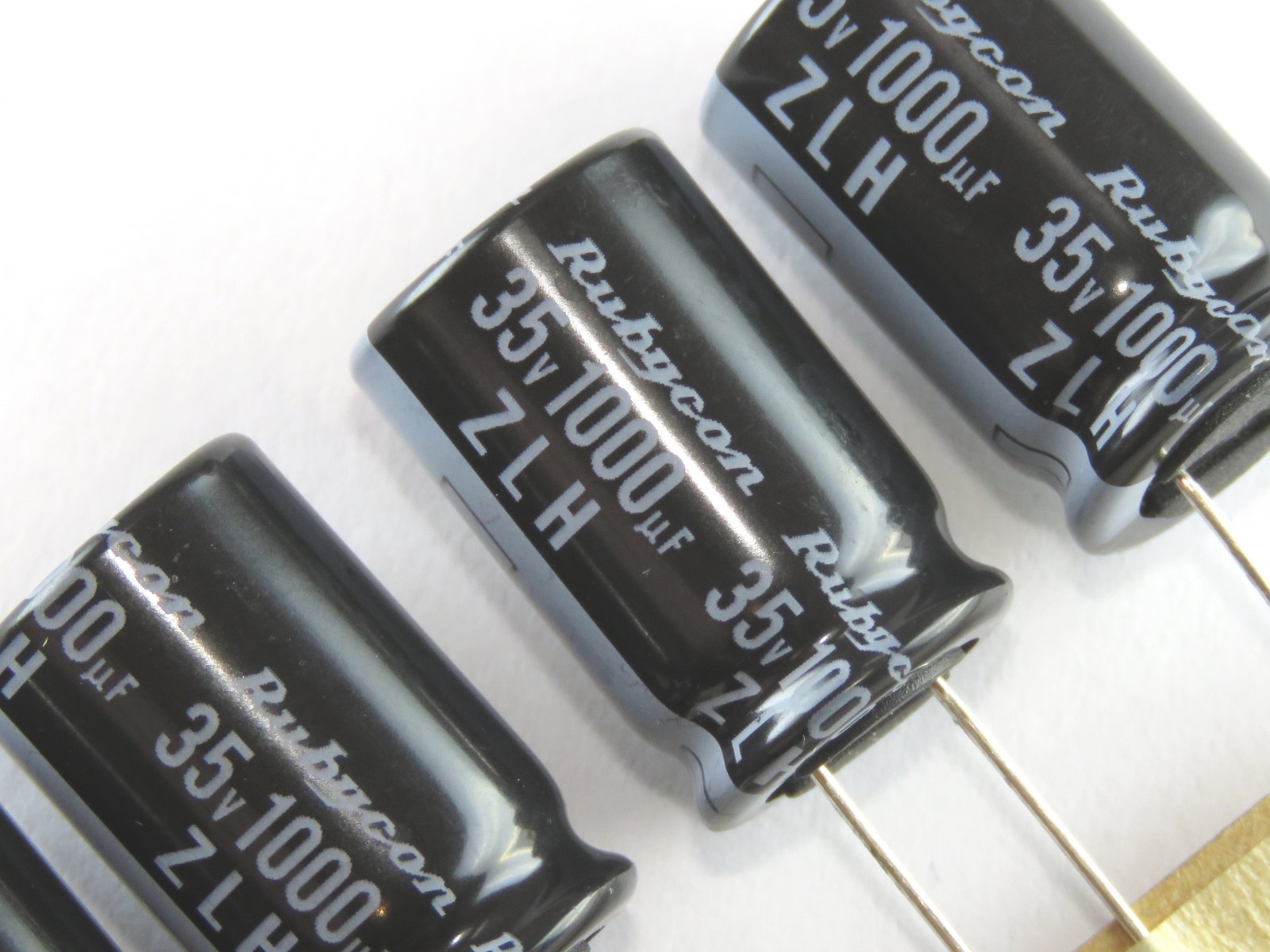 Condensateur chimique 1000uF 35V CEL1000UF35VESR-C