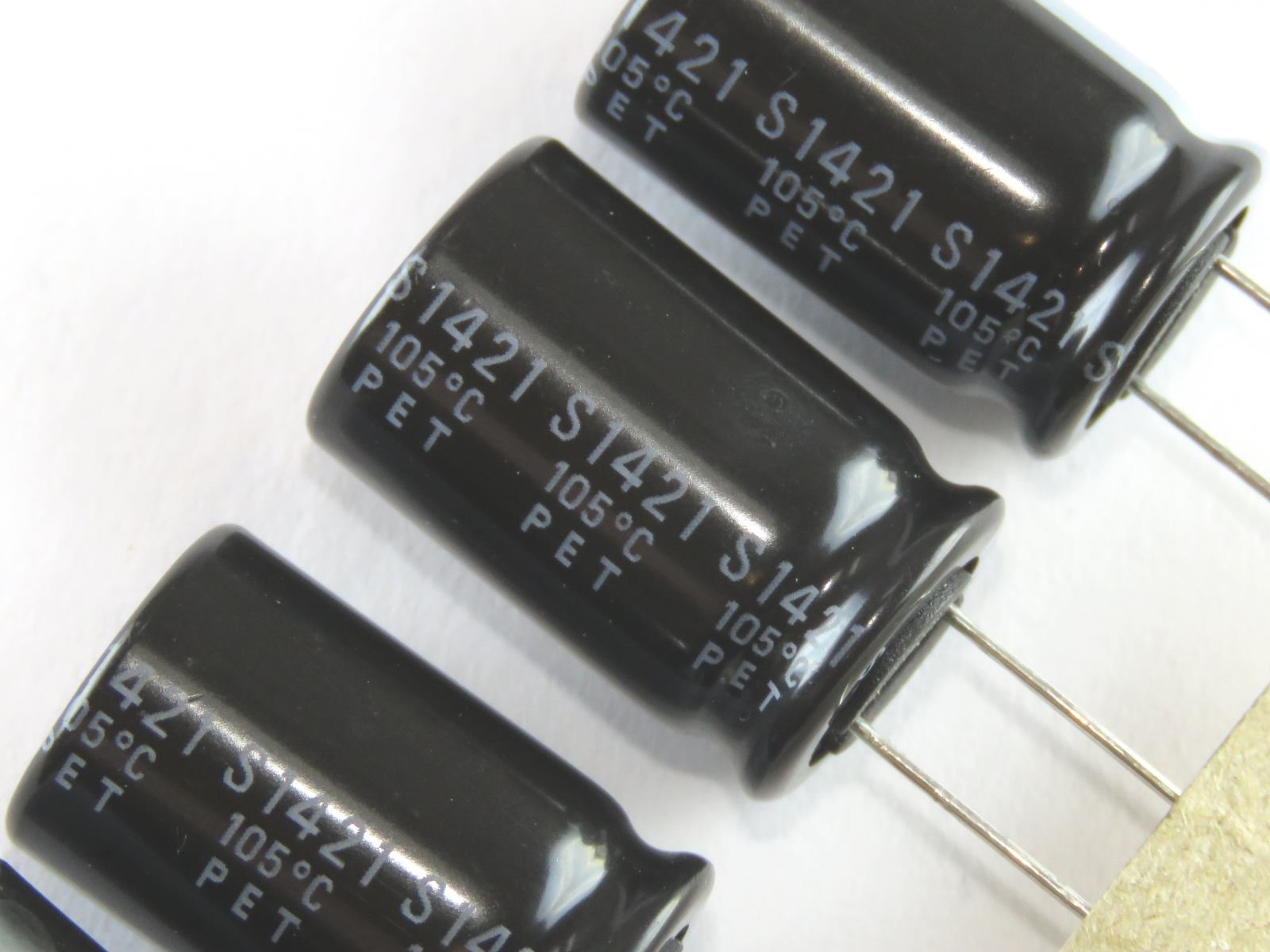 Condensateur chimique 1000uF 35V CEL1000UF35VESR-C (image 2/3)