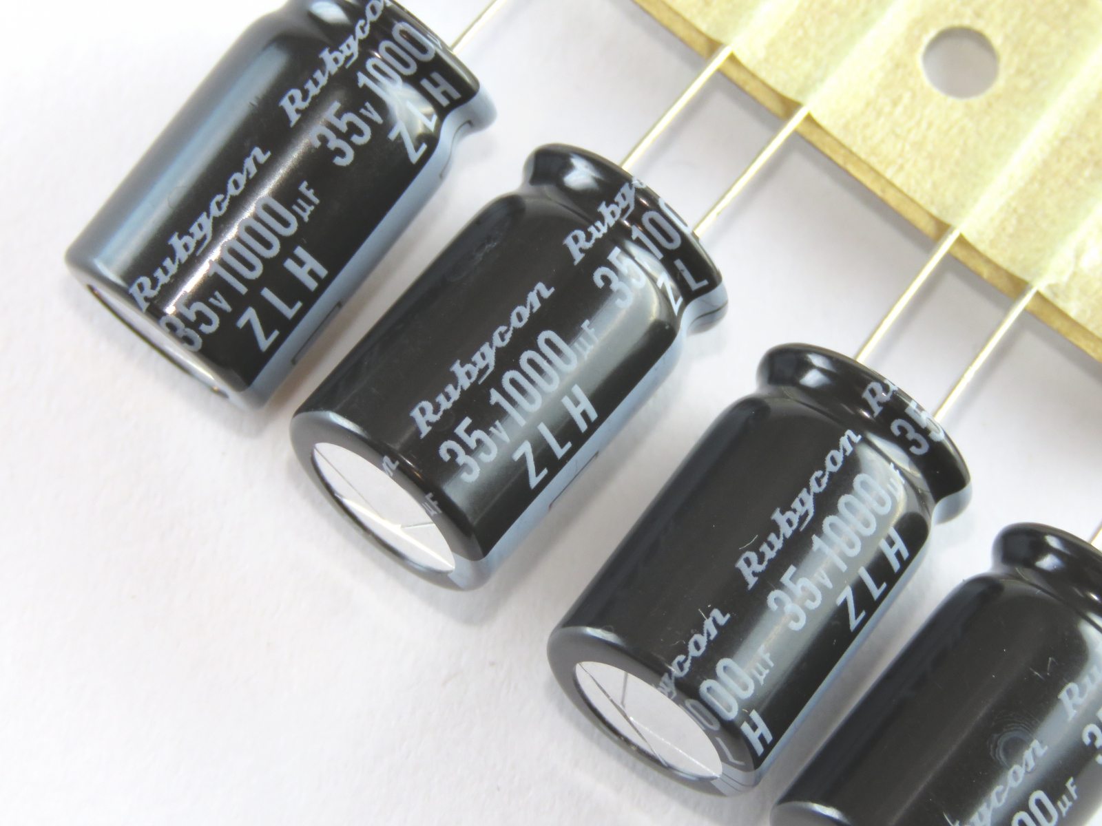 Condensateur chimique 1000uF 35V CEL1000UF35VESR-C (image 3/3)