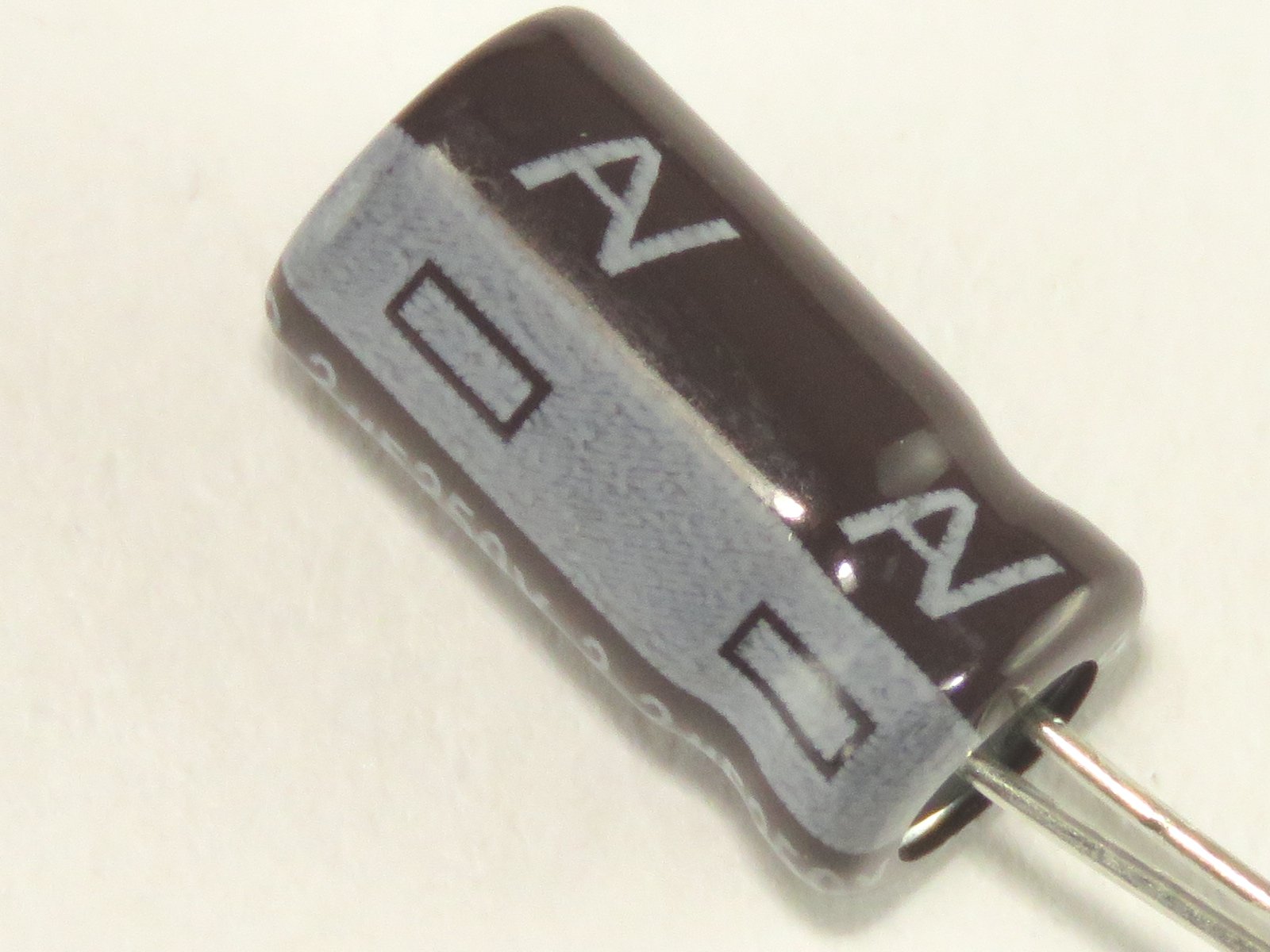 Condensateur chimique 2.2uF 250V CEL2-2UF250V-B (image 2/3)