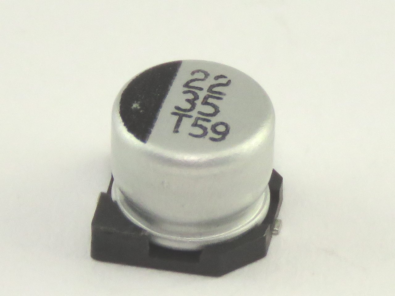 Condensateur chimique CMS 22uF 35V CEL22UF35VSMD