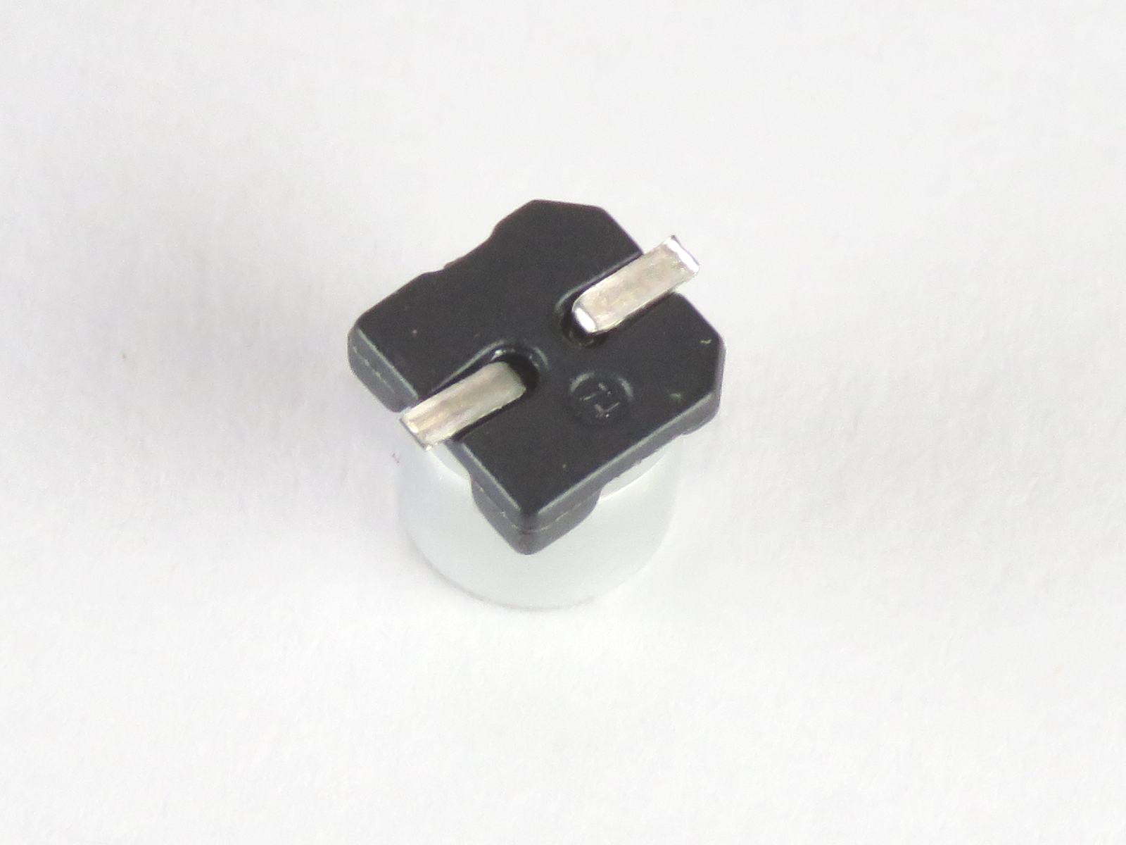 Condensateur chimique CMS 47uF 6.3V CEL47UF6-3VSMD (image 2/2)