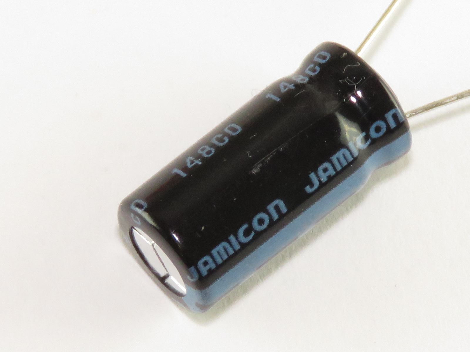 Condensateur chimique 680uF 25V CEL680UF25V-B (image 2/2)