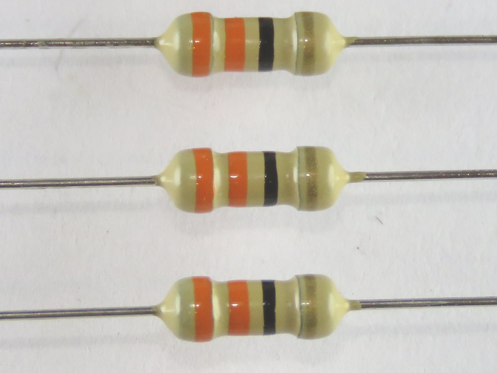 Résistance 33 Ohms 1/4W CFR1-4W-33R