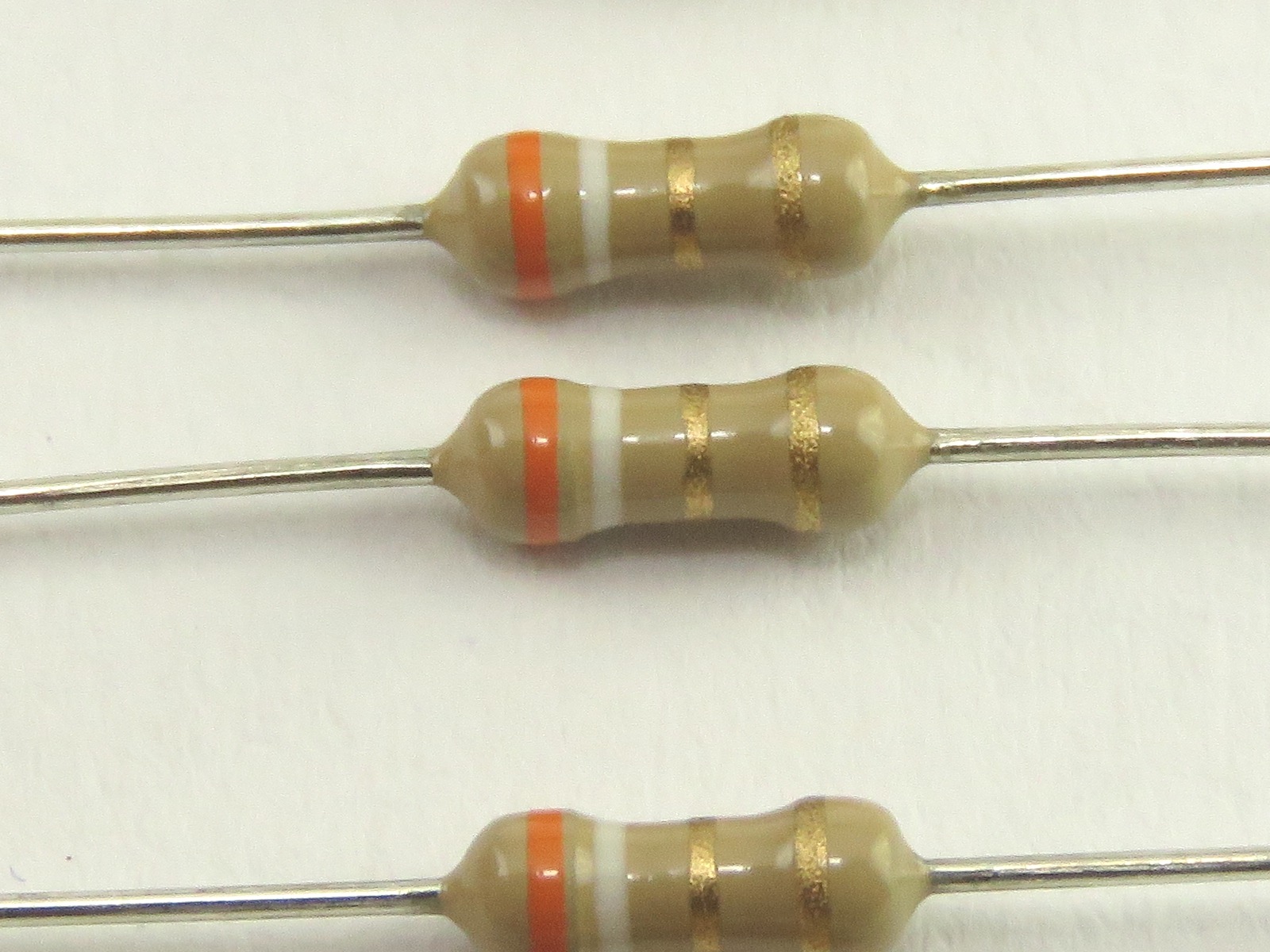 Résistance 3.9 Ohms 1/4W CFR1-4W-3R9