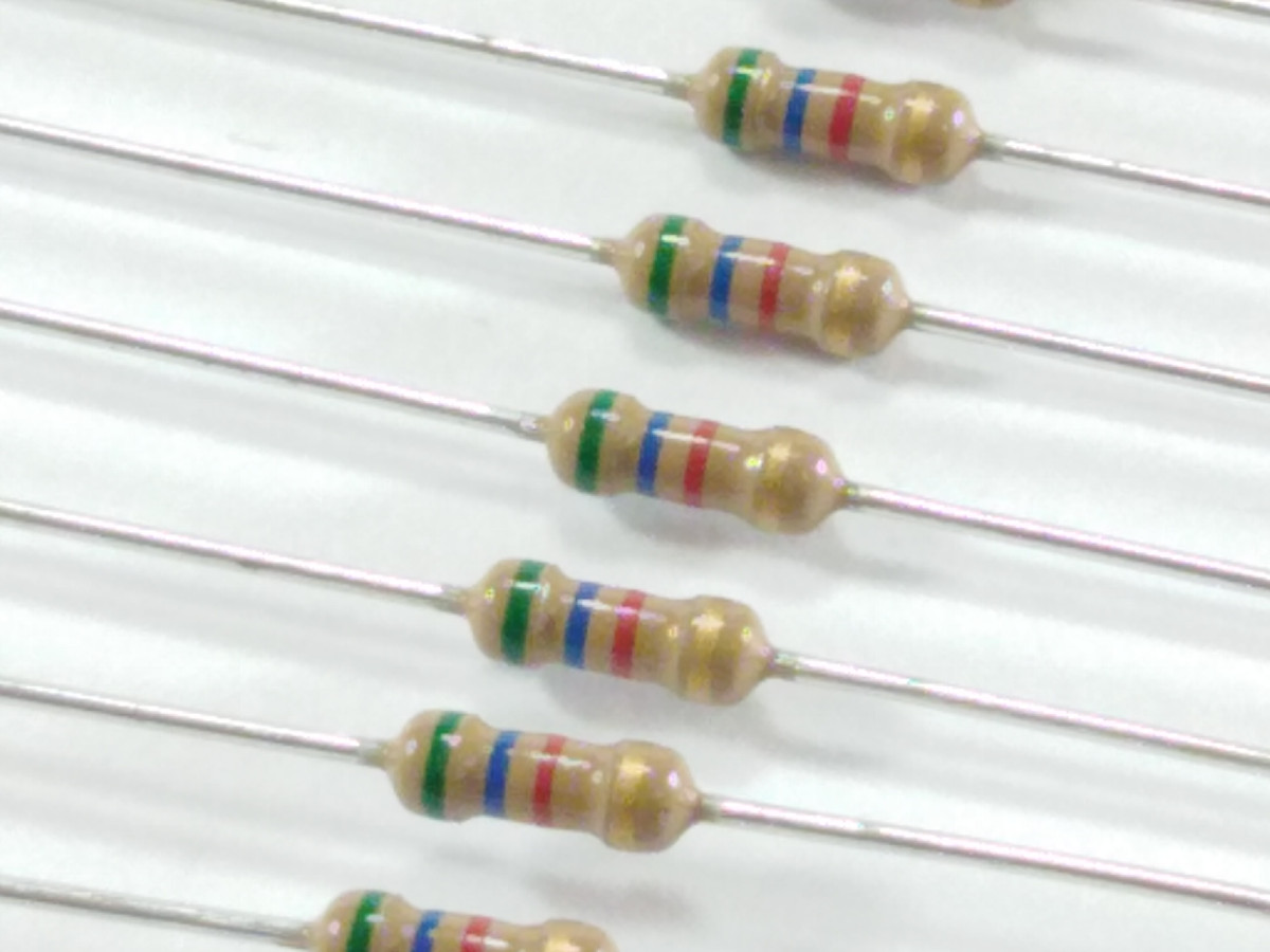 Résistance 5.6k Ohms 1/4W CFR1-4W-5K6