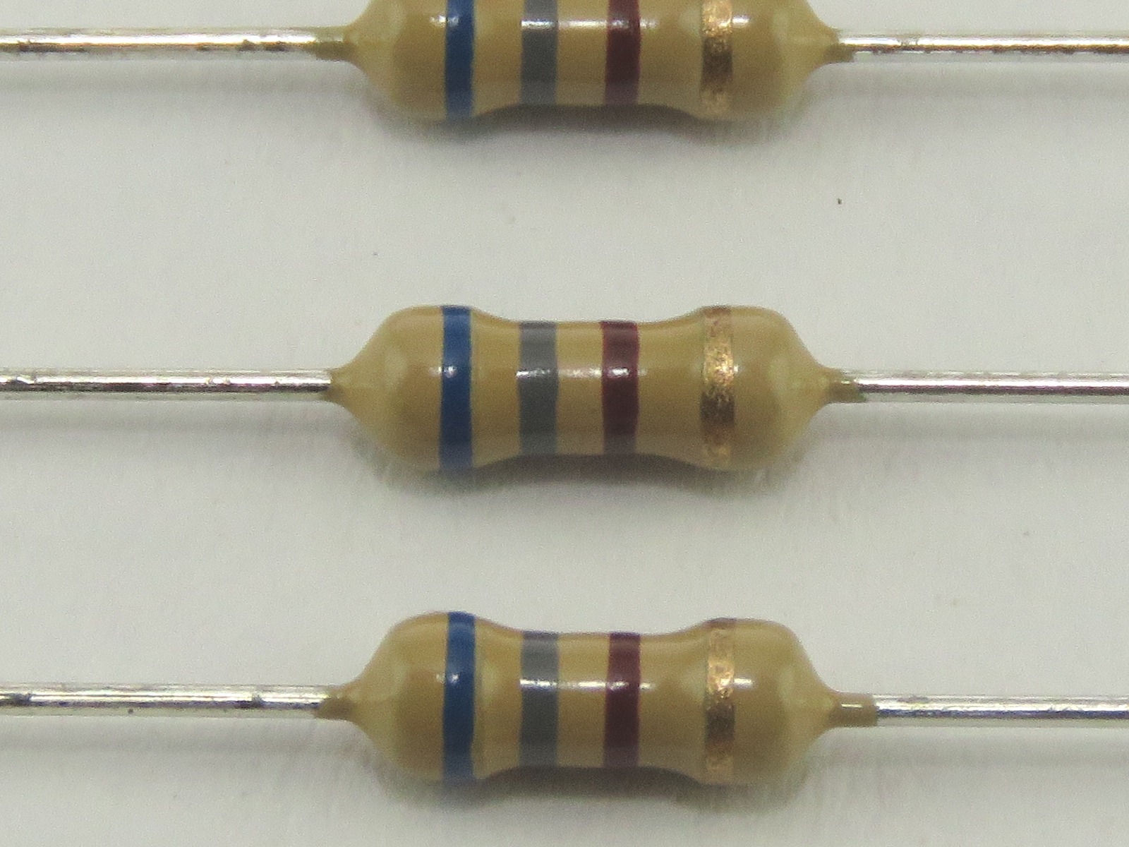 Résistance 680 Ohms 1/4W CFR1-4W-680R