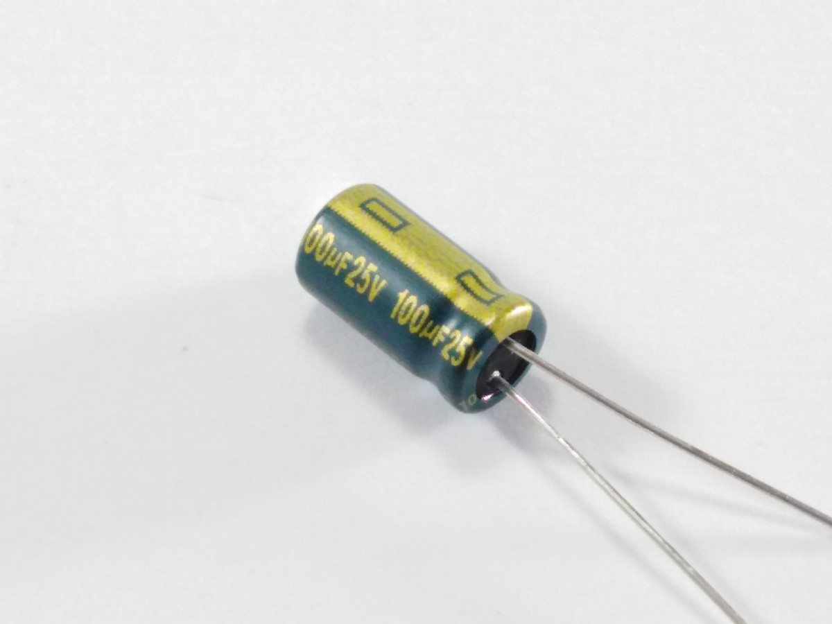 Condensateur chimique 100uF 25V DSC107M025S1ACE11K