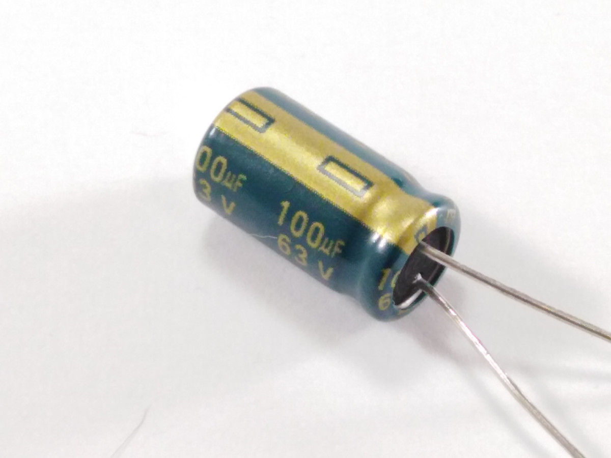 Condensateur chimique 100uF 63V DSC107M063S1ACG15K