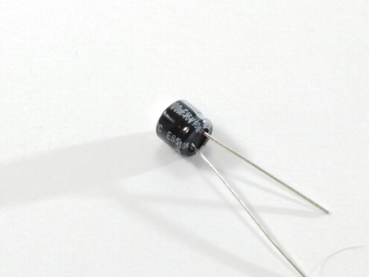 Condensateur chimique 100uF 16V EFX107M016S1A5E050
