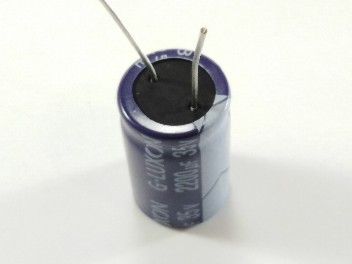 Condensateur chimique 2200uF 35V EGR228M035S1A1M250 (image 3/3)