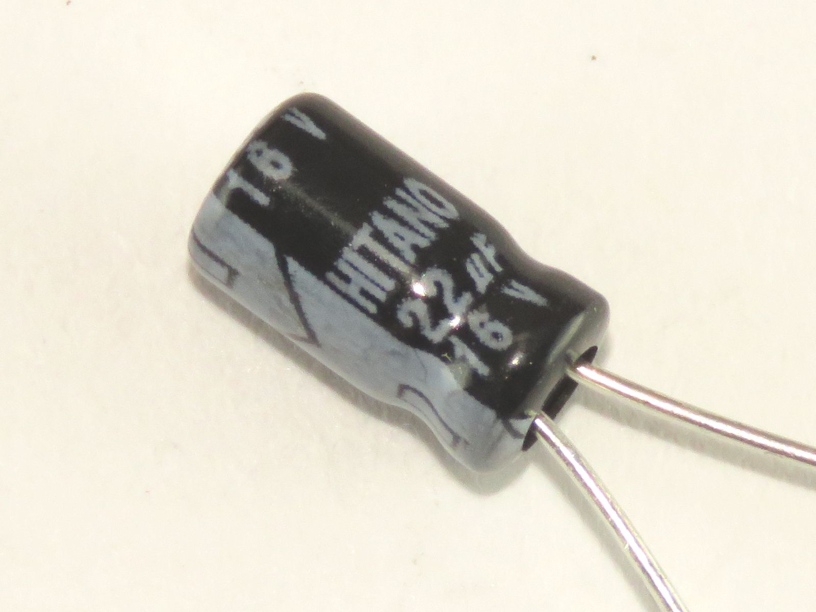 Condensateur chimique 22uF 16V ESX226M016S1A5B070