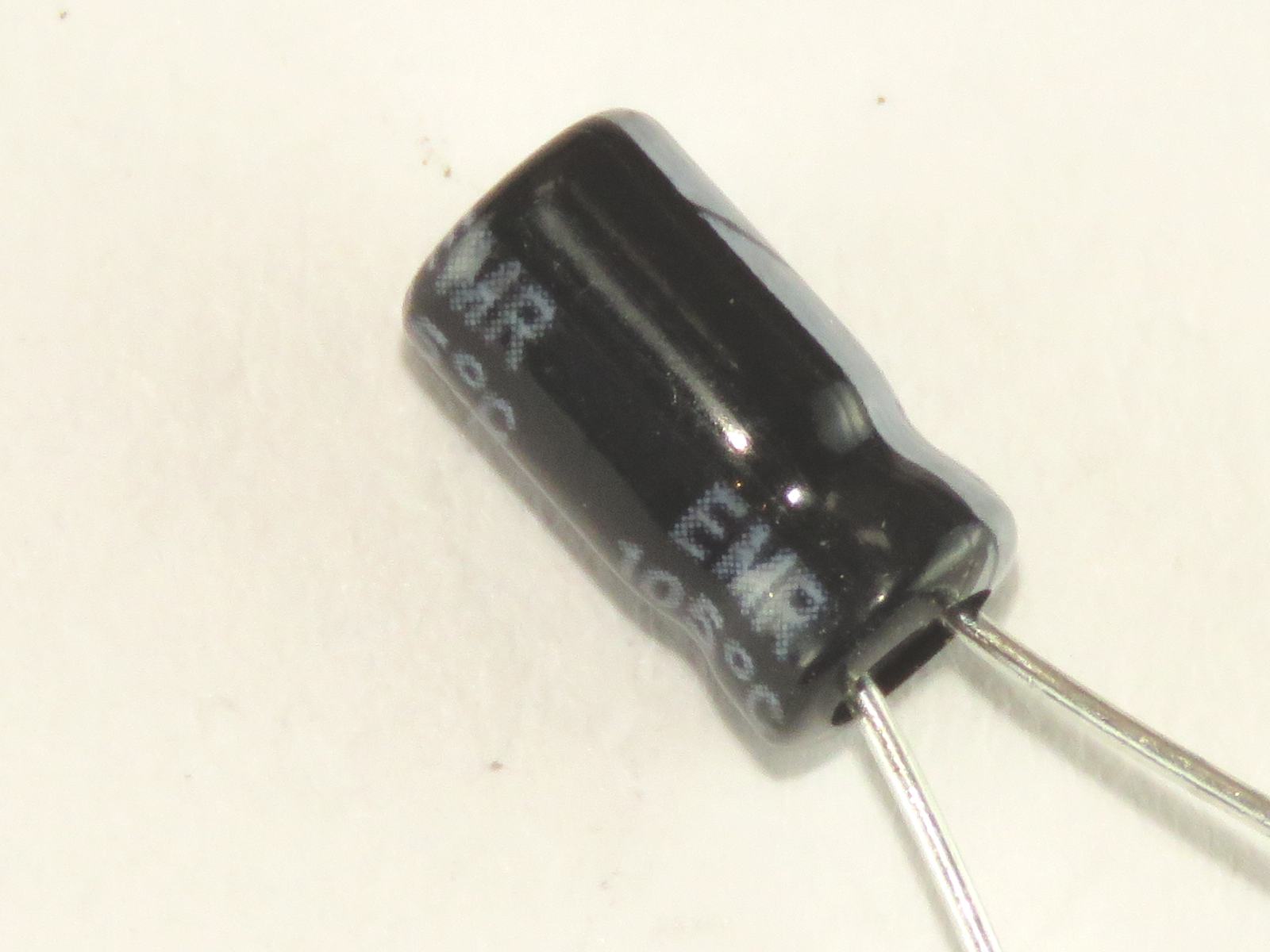 Condensateur chimique 22uF 16V ESX226M016S1A5B070 (image 2/3)