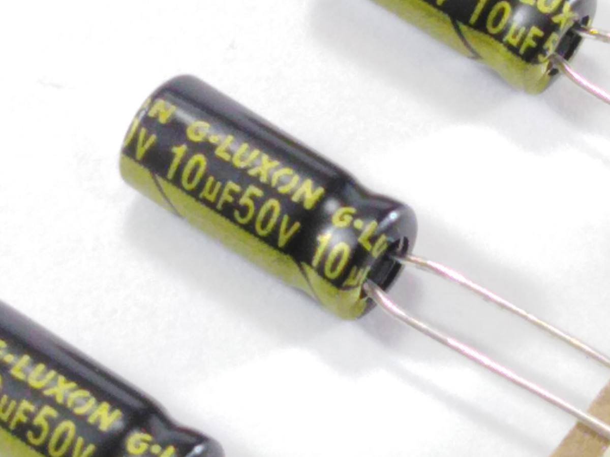 Condensateur chimique 10uF 50V GLU106M050T4A6C110