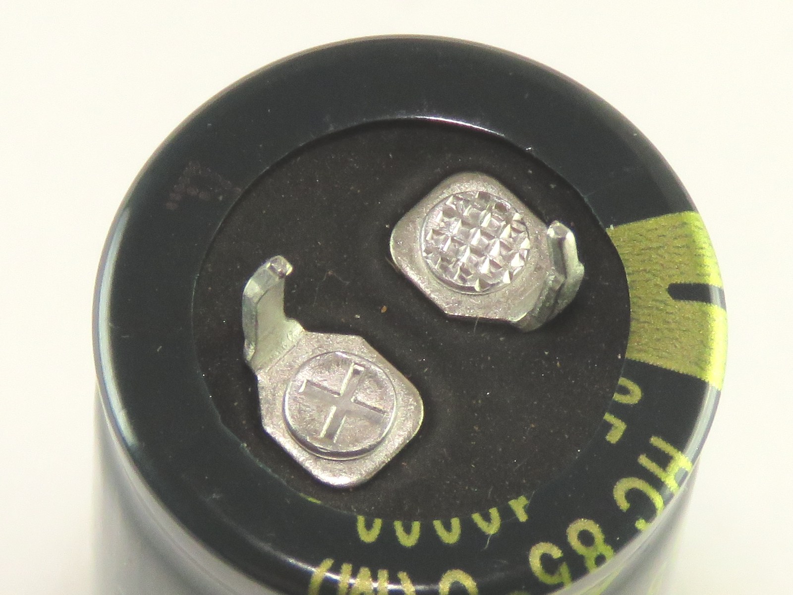 Condensateur chimique 10000uF 35V HC1V109M22050HA (image 2/3)