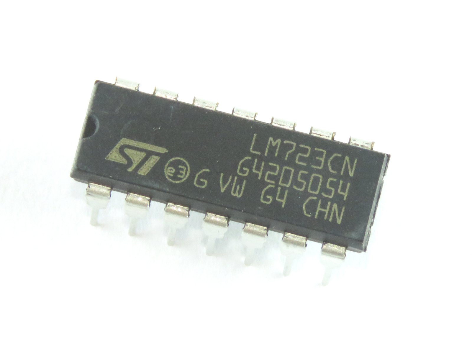 Circuit régulateur de tension positive LM723CN