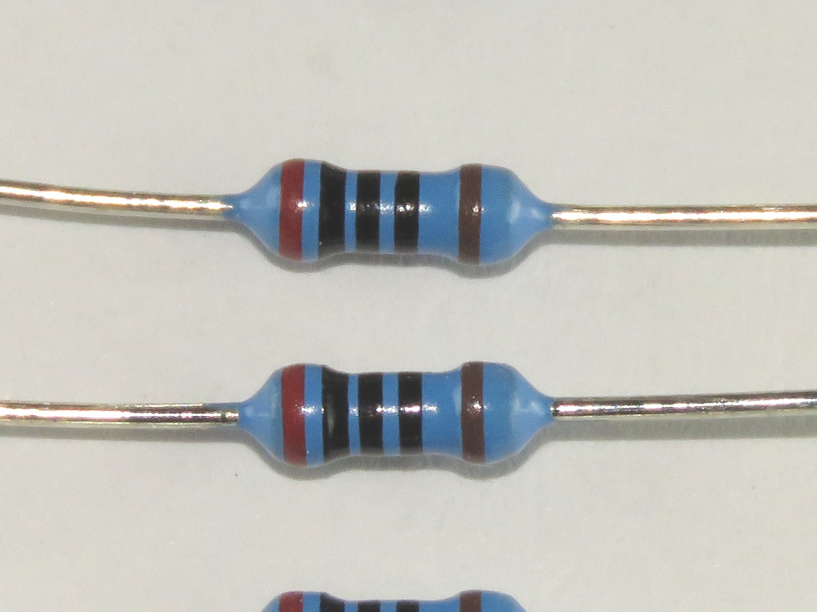 Résistance 200 Ohms 0.6W MF0207-200R