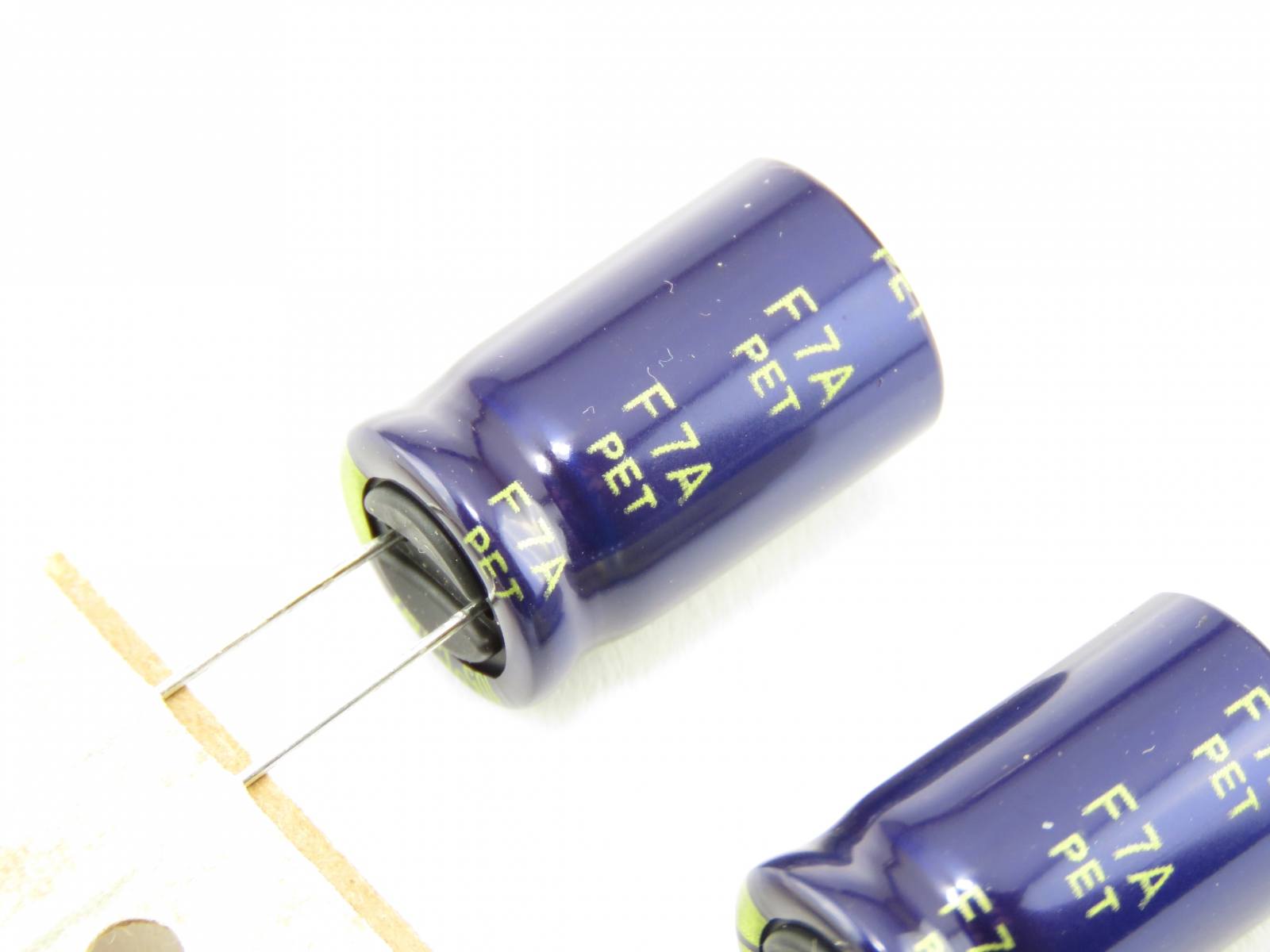 Condensateur chimique 3300uF 10V ML1A338M12020PL (image 2/3)