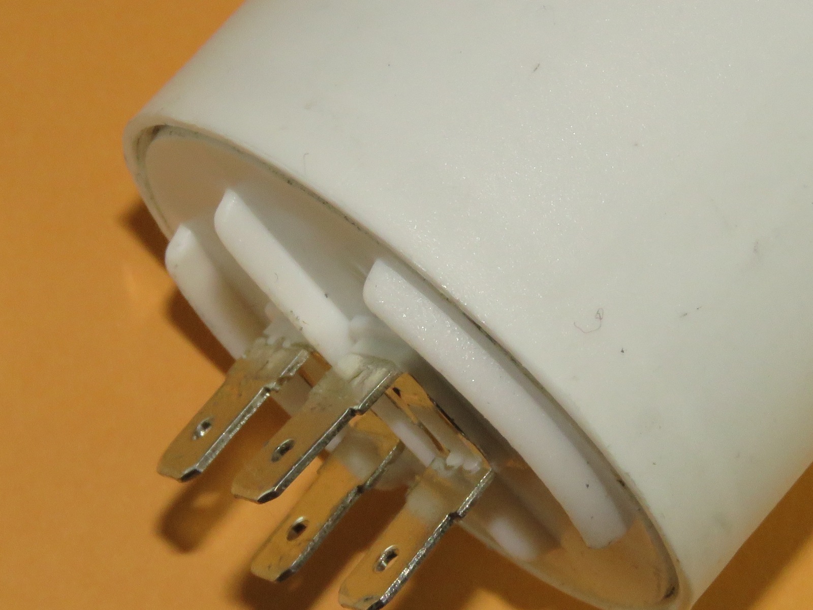 Condensateur démarrage moteur 60uF 450v MOTCAP60UF450V (image 2/3)