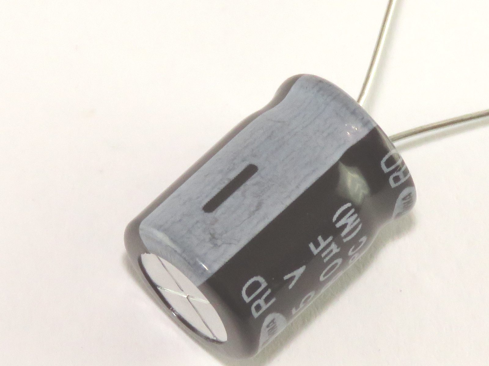 Condensateur chimique 680uF 35V SE035M0680B5S-1320 (image 2/2)