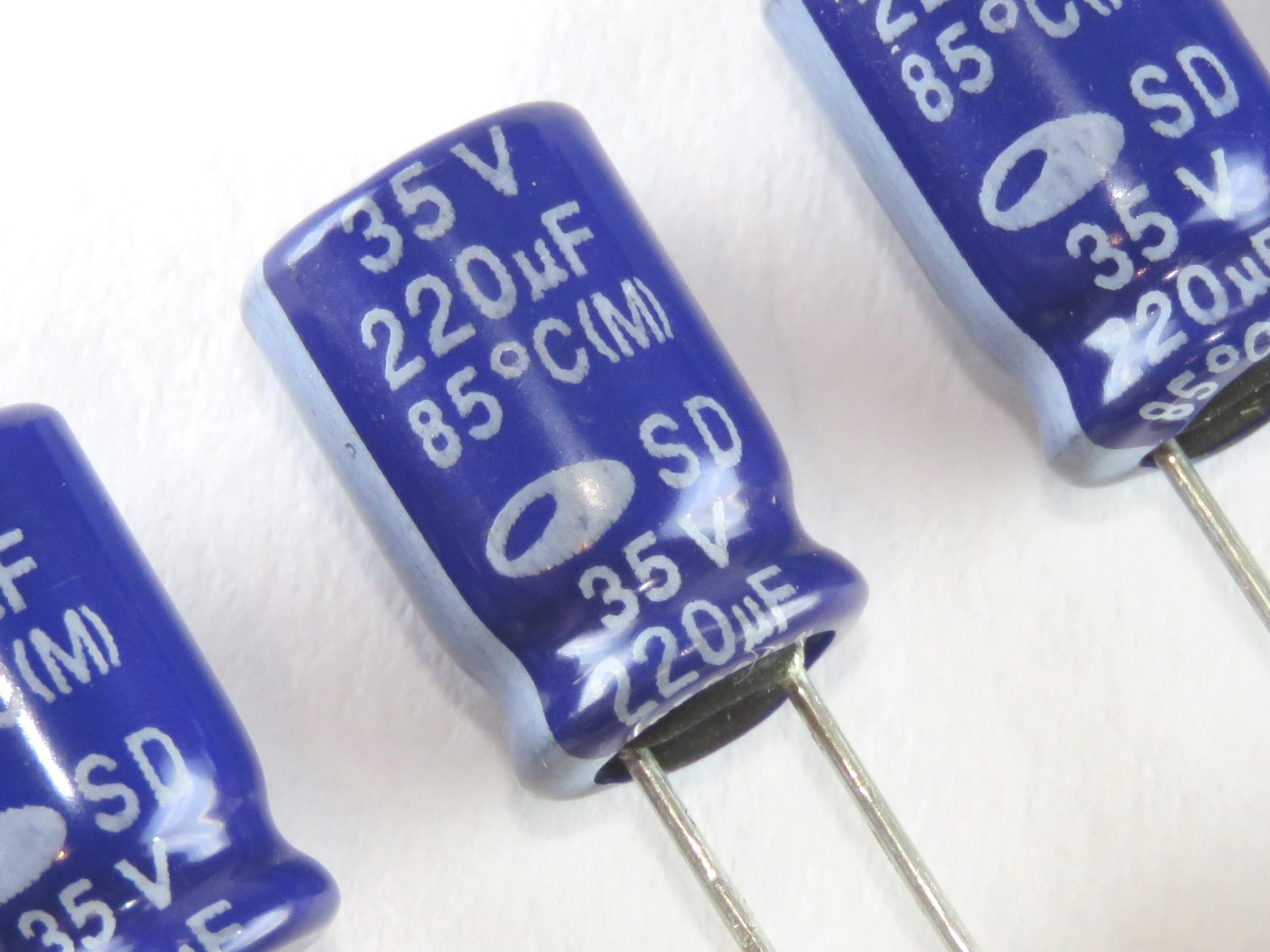 Condensateur chimique 220uF 35V SKR221M1VF11