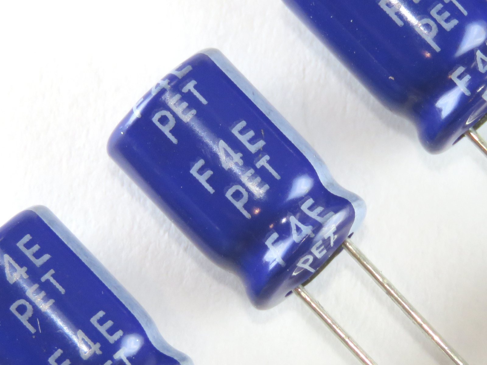 Condensateur chimique 220uF 35V SKR221M1VF11 (image 2/2)