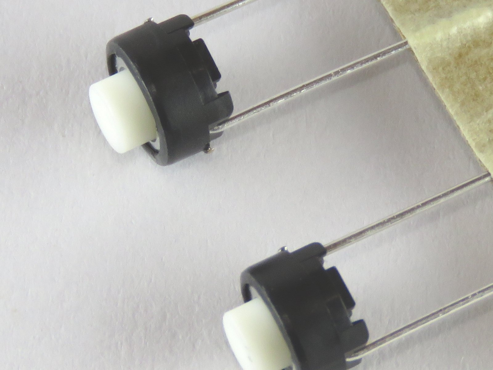 Bouton-poussoir miniature SW1006R2-015